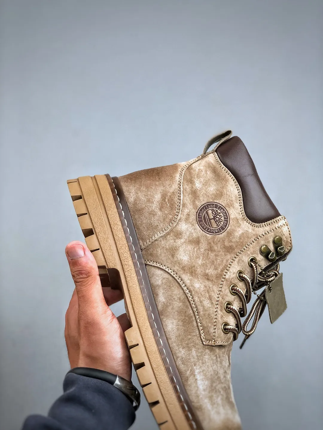 Local self-pickup💰560 supports store placement. New goods🚀#TimberlandTimberland/Timberland outdoor high-top casual rhubarb boots series #Guangdong Dachang quality, original box and original packaging, fashionable and trendy matching. The fabric is made of Italian 🇮🇹 top-grade frosted fine-grained cowhide. It is paired with anti-odor and anti-corrosion genuine leather latex insoles. The outsole and hardware are all made from OEM raw materials. The same as the original Goodyear never-opening process. Good products do not kill pigs. Exclusively launched on the whole network. There is no doubt about the quality. The whole set is packaged in the official website to give you the perfect wearing experience. The quality is exquisite and durable. A must-have for sportsmen. Specially designed to treat those who are not handsome. High-quality and first-class foot feel. Specially used for cold protection and outdoor use this winter. Casual matching for daily use. Size: 38-44 (leather shoe size)